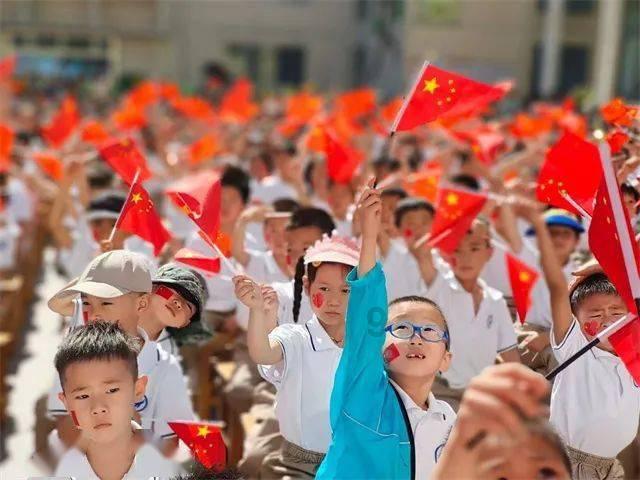 张艺兴穿搭也太帅气,这舞台真令人疯狂,难怪一出场哇声一片